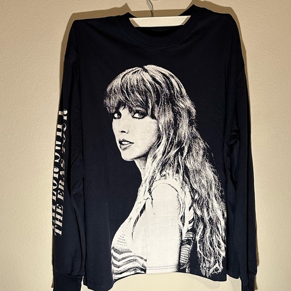 Taylor SwiftThe Eras Tour Exclusive Long Sleeve Medium - Picture 2 of 5